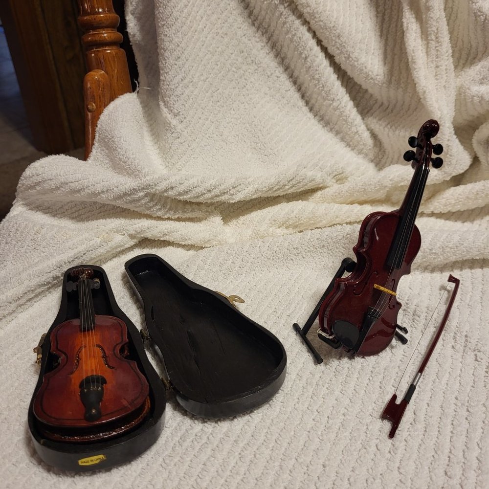 Violins, Two, Miniature